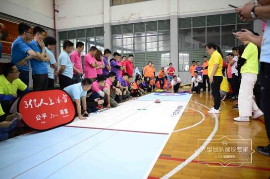 《旱地冰壺》團(tuán)建上線！帶你搶先體驗(yàn)冬奧冰雪運(yùn)動(dòng)潮流！